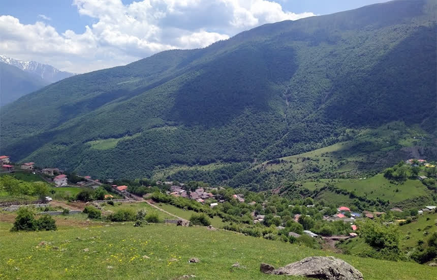 دشتی سرسبز در روستای فشکور استان مازندران